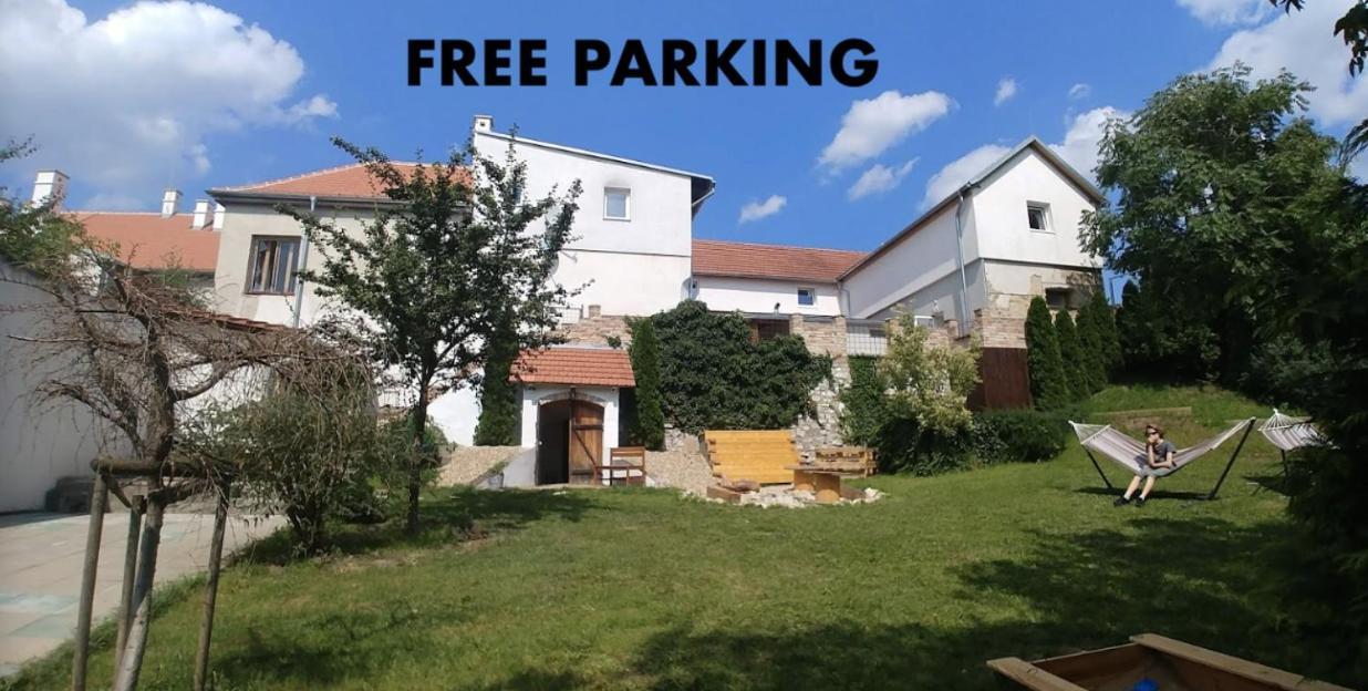 Guesthouse Slavia - apartmány s vinným sklípkem Mikulov Esterno foto
